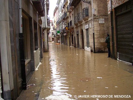 La calle Mayor de Estella, inundada.