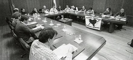 Pleno del ayuntamiento de Estella del 6 de marzo de 2003. La pancarta pidiendo el acercamiento de los presos de ETA ha colgado en la casi totalidad de los plenos presididos por UPN-PP